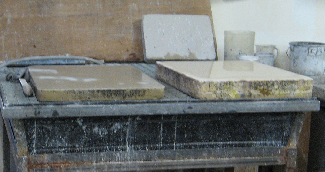 Lavage des pierres litho - Atelier École Estienne