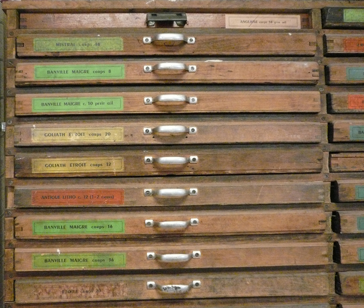 Meuble de rangement des casses typo - Imprimerie La Laborieuse