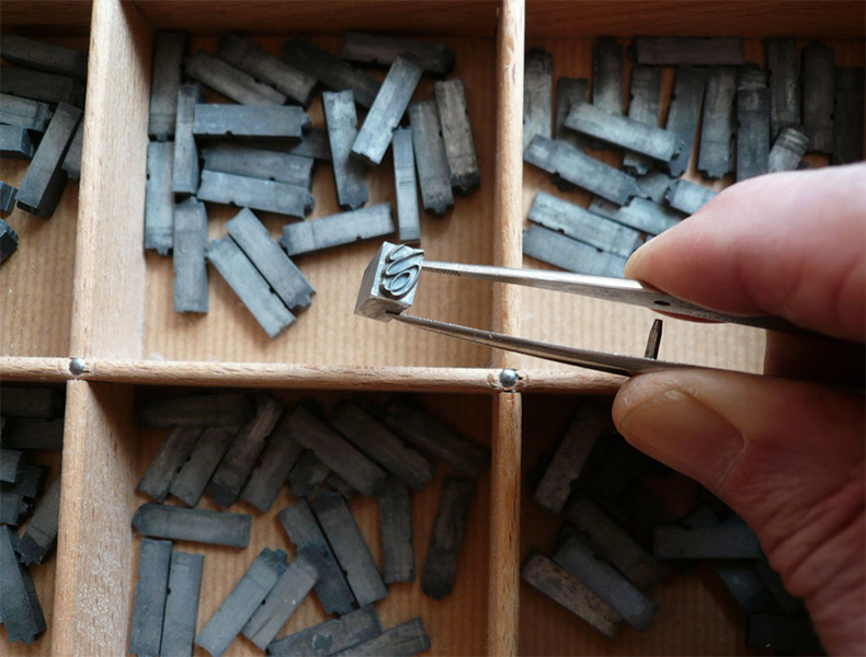 La pince du typographe avec son ergot